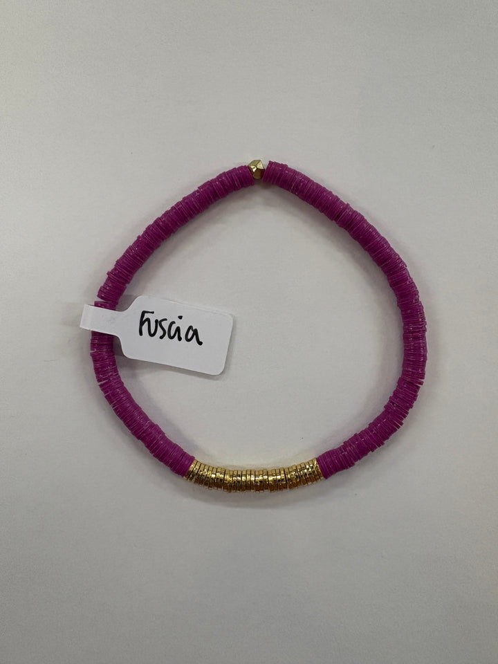 Small flat bead bracelet in fuscia with gold-plated accents.