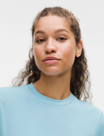 Jersey training short sleeve shirt in washed blue.